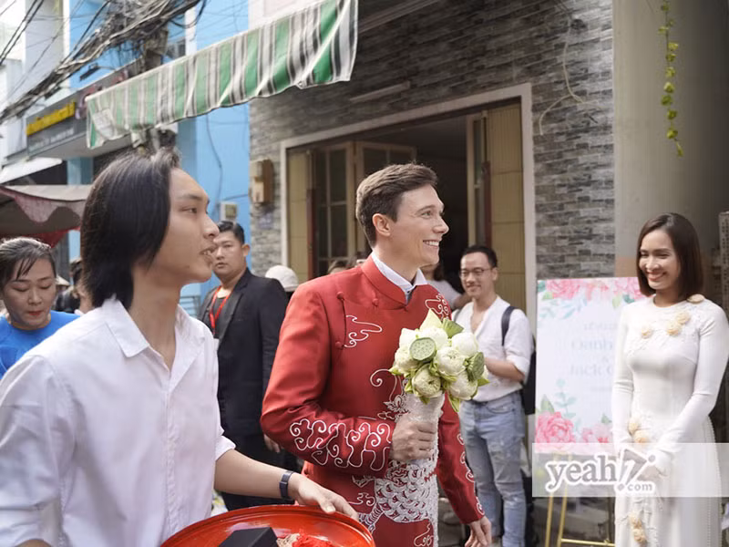 Chong Tay cua Hoang Oanh dien ao dai trong le ruoc dau