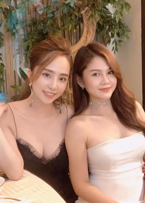 Trước khi dao kéo, Quỳnh Nga tự ti vì vòng một khiêm tốn của mình mỗi khi mặc đồ gợi cảm.