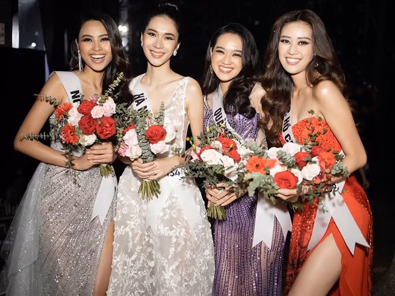 Khánh Vân cho biết, cô thừa hưởng nét đàn ông của bố và sự ngọt ngào của mẹ nên mới có một Khánh Vân ấm áp, mạnh mẽ như hiện nay.