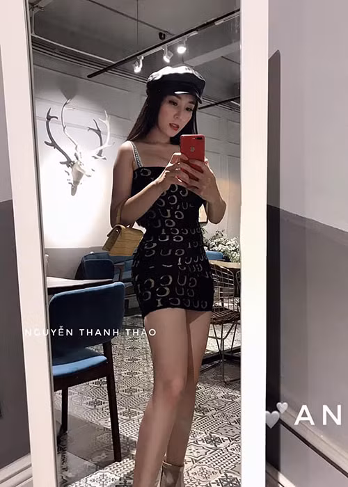 Bà xã của Khắc Việt chuộng váy áo giúp cô khoe triệt để lợi thế vóc dáng.