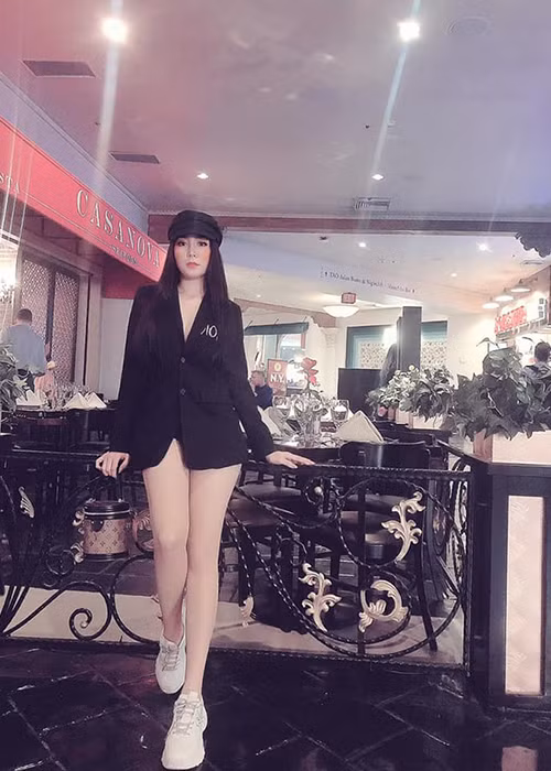 Theo Dân Việt, Thảo Bebe có số đo 3 vòng gợi cảm 96-60-90.