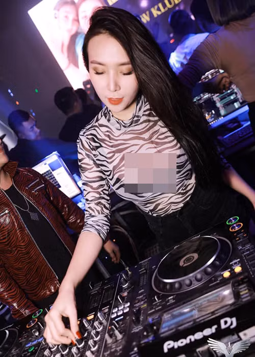 Khi làm DJ, Thảo Bebe chọn váy hai dây trễ nải, áo crop top, áo cúp ngực, váy xẻ sâu, trang phục xuyên thấu.