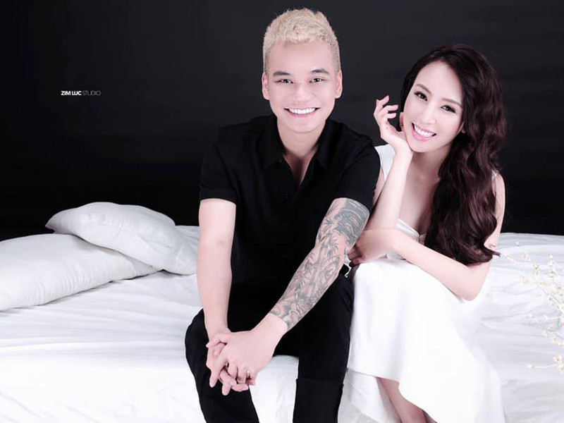 Hiện, bà xã của Khắc Việt kinh doanh online và nhận show diễn phù hợp. Mời quý độc giả xem video "Khắc Việt tham gia chương trình Sao online". Nguồn VTC