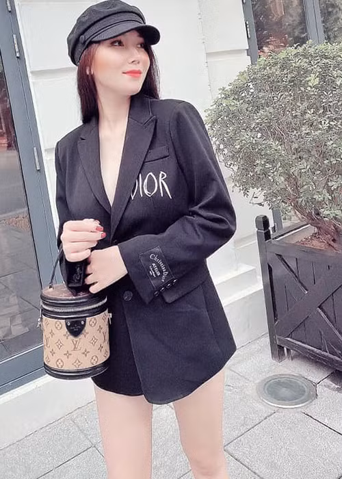 Nữ DJ sở hữu thân hình đẹp nhờ học múa từ nhỏ và có thói quen chăm chỉ tập yoga.