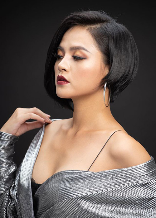 Huệ của "Về nhà đi con" sở hữu đường cong hình thể gợi cảm.