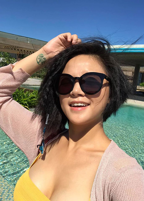 Nữ diễn viên phim "Về nhà đi con" vốn sở hữu hình xăm ở ngón tay và cổ tay.