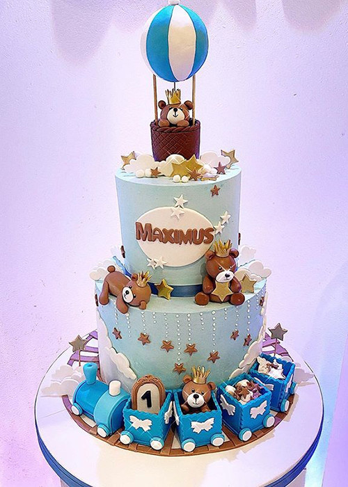 Phạm Hương đăng tải hình ảnh bánh kem mừng sinh nhật thiên thần nhỏ của mình.