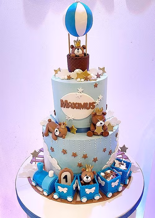 Phạm Hương đăng tải hình ảnh bánh kem mừng sinh nhật thiên thần nhỏ của mình.