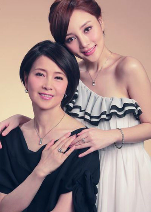 Mẹ của Lý Tiểu Lộ - bà Trương Vỹ Hân cũng có nhan sắc xứng tầm đại mỹ nhân.