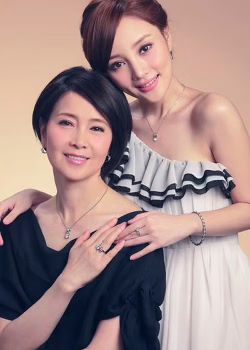 Mẹ của Lý Tiểu Lộ - bà Trương Vỹ Hân cũng có nhan sắc xứng tầm đại mỹ nhân.