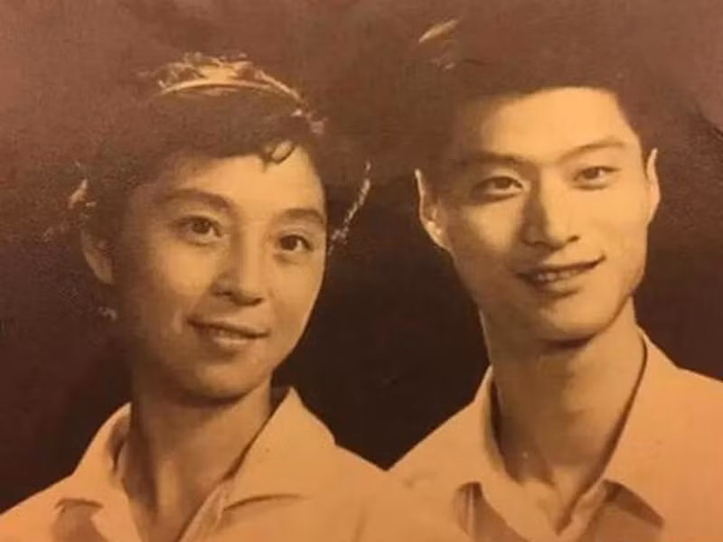 Hình ảnh xinh đẹp của bà Trương Truyền Mỹ hồi trẻ bên chồng.
