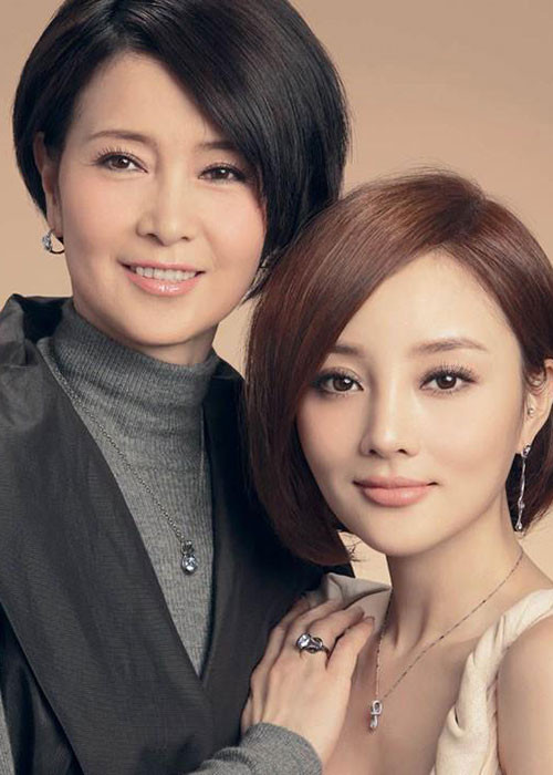 Giống như Lưu Diệc Phi, Lý Tiểu Lộ cũng ghen tỵ với sắc đẹp của mẹ.