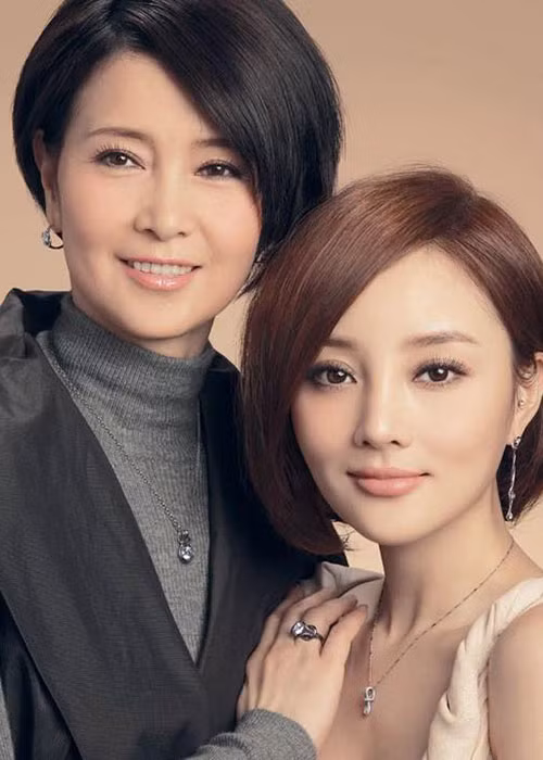 Giống như Lưu Diệc Phi, Lý Tiểu Lộ cũng ghen tỵ với sắc đẹp của mẹ.