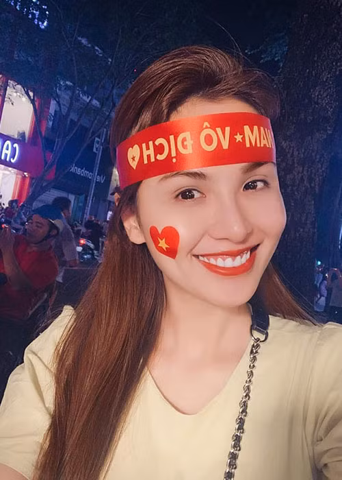 Diễm Hương đi bão xuyên đêm vì chiến thắng của đội tuyển Việt Nam dù sáng mai phải dậy sớm đi làm.