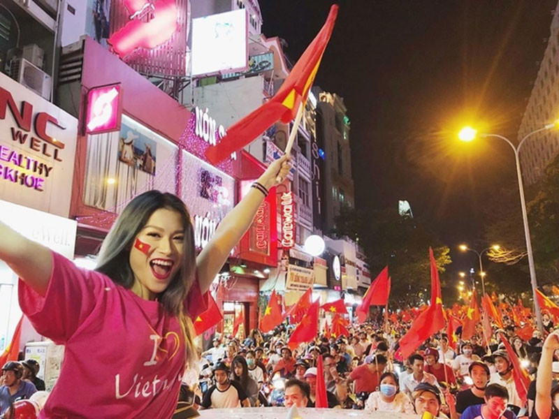 Ngọc Thanh Tâm cũng hòa vào dòng người đi bão tại Việt Nam.