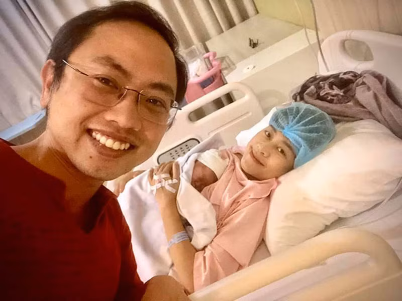 MC Phí Linh vừa sinh con cũng không bỏ quan trận đấu của đội tuyển Việt Nam.