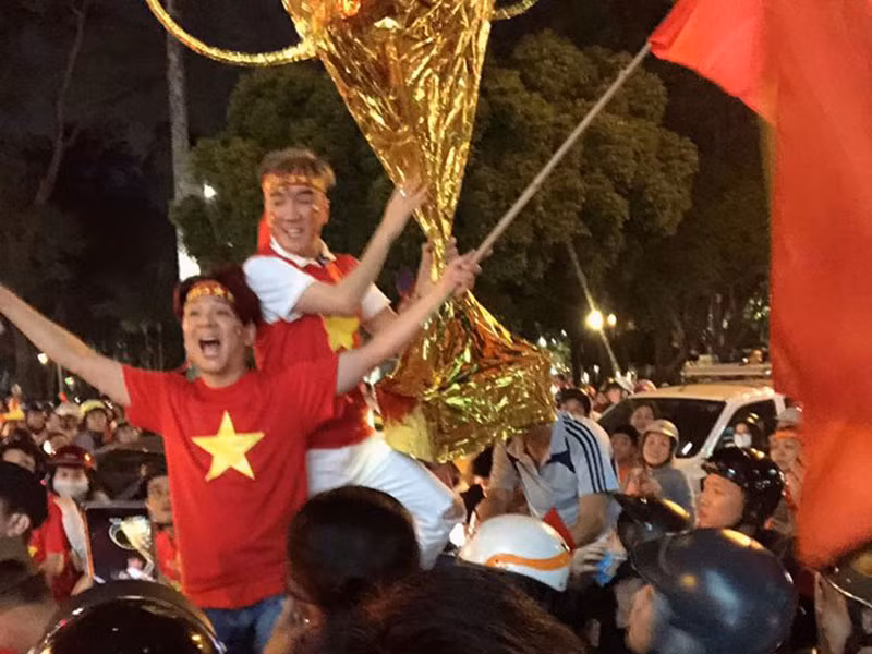 Tối ngày 10/12, U22 Việt Nam đoạt HCV SEA Games sau khi giành chiến thắng trước đội tuyển Indonesia. Hòa chung không khí tưng bừng, Đàm Vĩnh Hưng, Vũ Hà vừa đi bão.