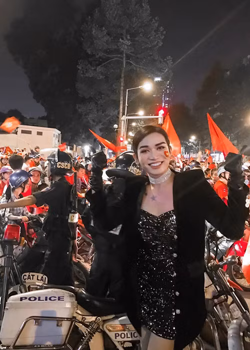 BB Trần chưa kịp thay phục trang đã đi ra ngay phố để chúc mừng U22 Việt Nam.