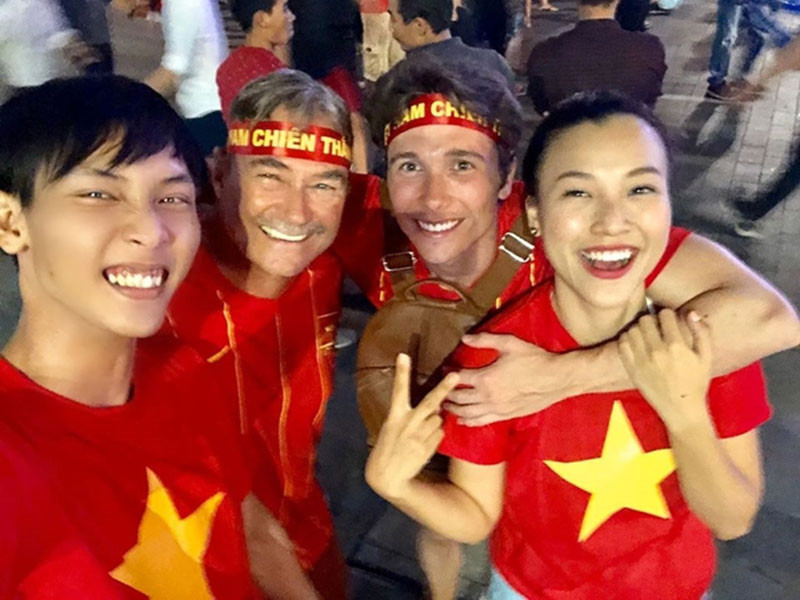 MC Hoàng Oanh và ông xã ngoại quốc cũng xuống đường để mừng U22 Việt Nam lần đầu tiên giành HCV SEA Games.