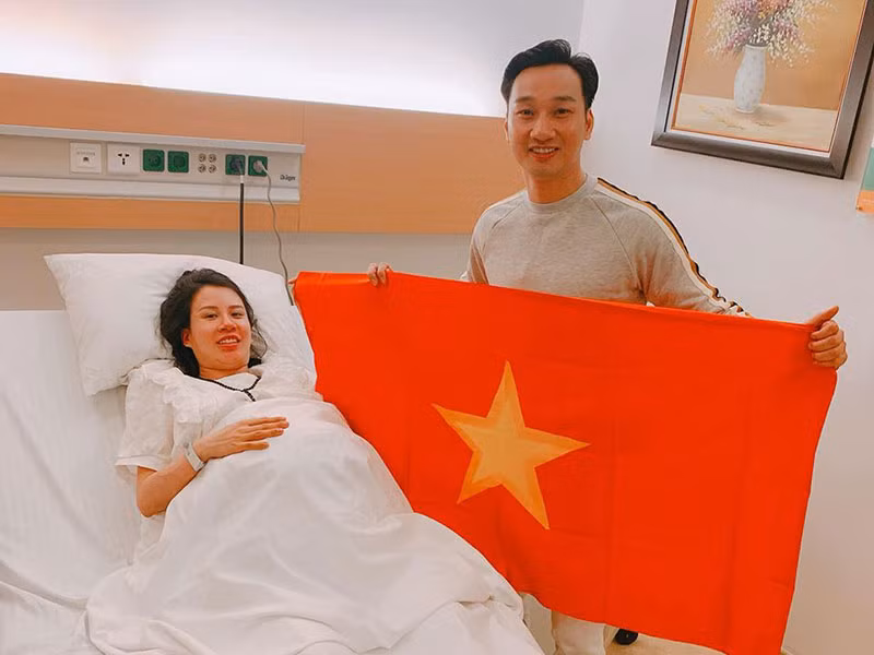 MC Thành Trung mừng chiến thắng trong bệnh viện bên bà xã sắp sinh. "Xứng đáng vô cùng xứng đáng. Chúc mừng các em những chàng trai làm đất nước tự hào. Cám ơn ông Park. Không thể làm bình luận trong trận chung kết vì riêng tôi còn trận chung kết vô cùng quan trọng khác”, Thành Trung viết.