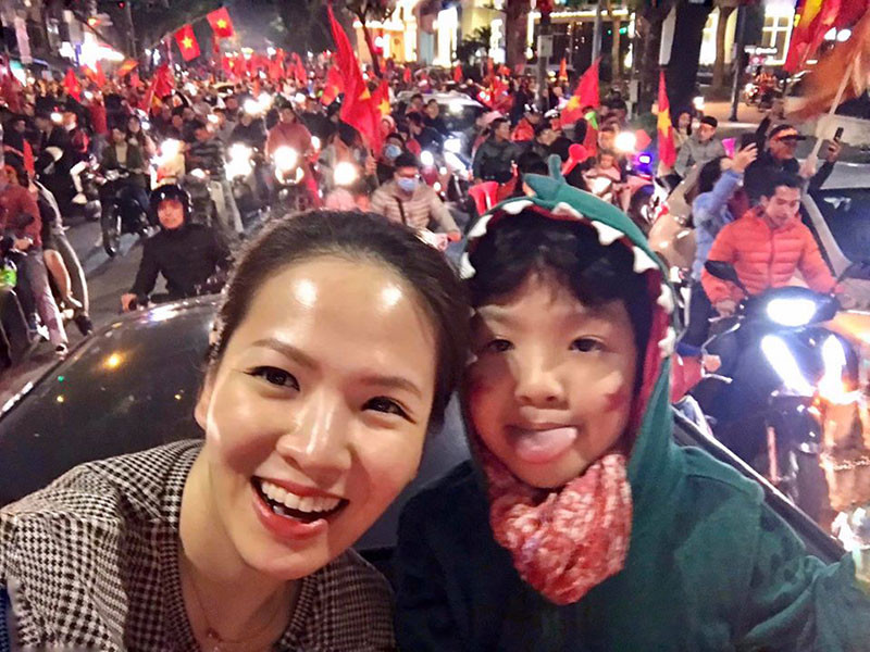 MC Đan Lê khoe ảnh cùng con trai xuống đường.