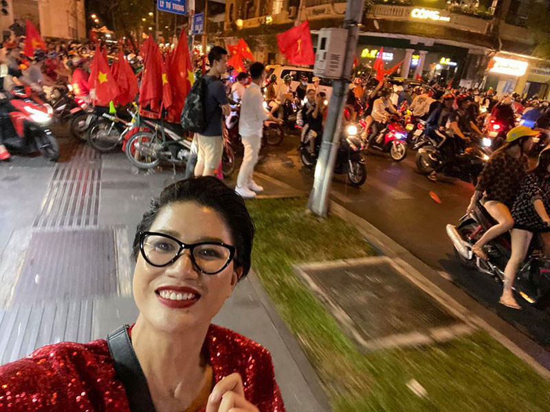 Trang Trần nhờ Facebook lưu giữ lại khoảnh khắc ăn mừng trước chiến thắng của bóng đá nam Việt Nam.