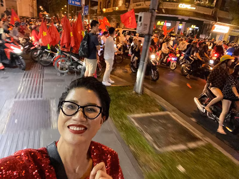 Trang Trần nhờ Facebook lưu giữ lại khoảnh khắc ăn mừng trước chiến thắng của bóng đá nam Việt Nam.