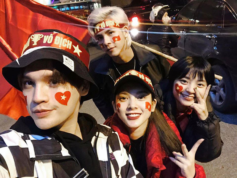 Denis Đặng và Nguyễn Trần Trung Quân cũng xuống đường đi bão.