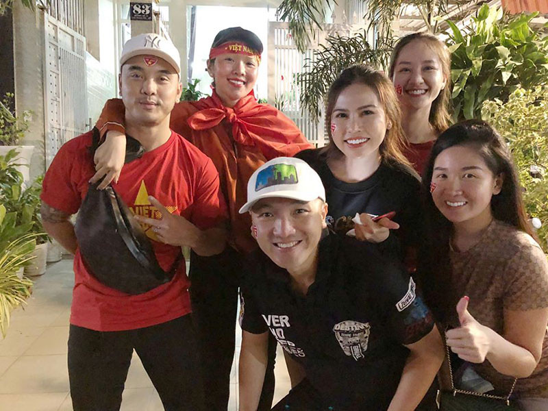 Ưng Hoàng Phúc đi bão cùng bạn bè.