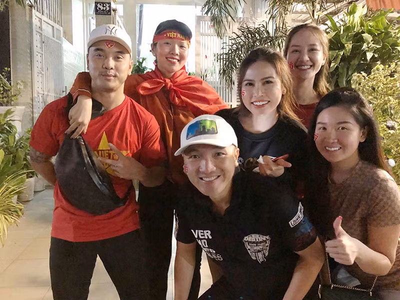 Ưng Hoàng Phúc đi bão cùng bạn bè.