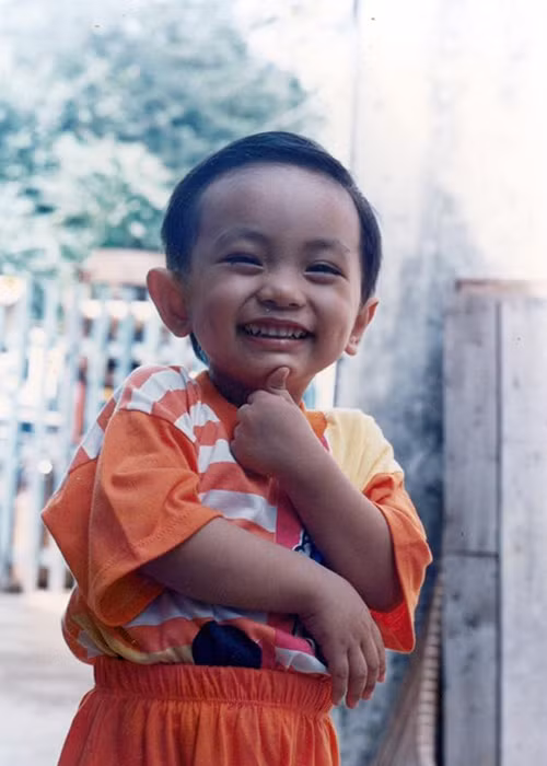 Khi khoe ảnh ngày bé, Phan Hiển khiến fan thích thú bởi ai nhìn cũng tưởng đó là bé Kubi- con trai của Phan Hiển và Khánh Thi.