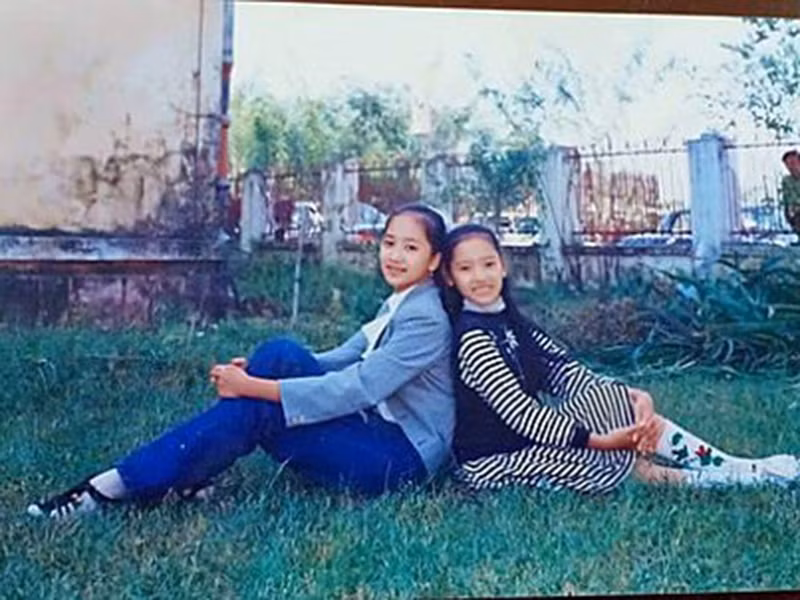 Khánh Thi sinh năm 1981, hơn Phan Hiển đến 12 tuổi.