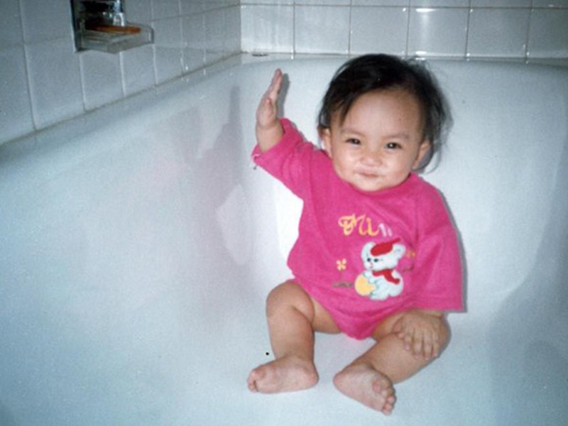 Phan Hiển sinh năm 1993 trong một gia đình kinh doanh bất động sản nổi tiếng ở Sài Gòn.