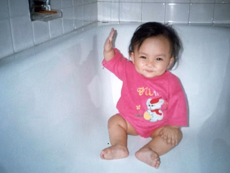 Phan Hiển sinh năm 1993 trong một gia đình kinh doanh bất động sản nổi tiếng ở Sài Gòn.