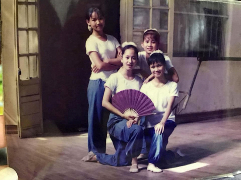 Khánh Thi từng theo học tại Trường Cao đẳng múa Việt Nam.