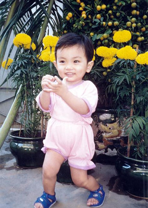 Nam vũ công sở hữu má lúm đồng tiền ngọt ngào và nụ cười rất tươi.