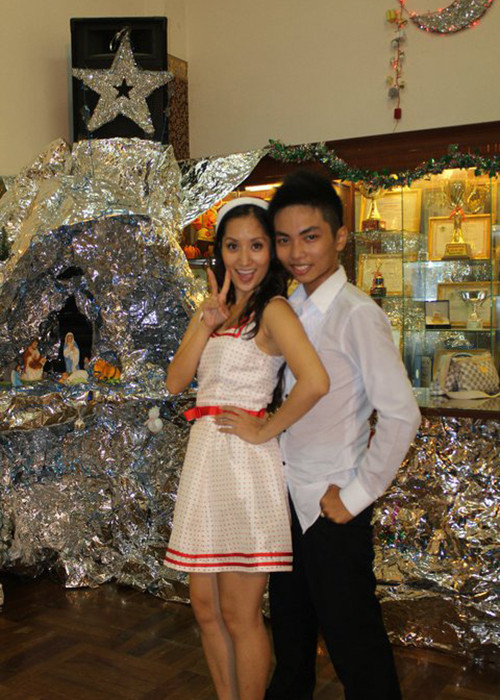 Phan Hiển tiết lộ anh đã yêu Khánh Thi từ khi chưa đầy 17 tuổi. Đến năm 2015, cặp đôi công khai chuyện tình cảm. Cùng năm, Khánh Thi hạ sinh con trai đầu lòng. Đến năm 2018, vợ chồng Phan Hiển có thêm một cô con gái.