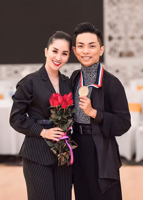 Mới đây, Phan Hiển khiến người hâm mộ Việt Nam nức lòng vì giành huy chương vàng SEA Games ở bộ môn dancesport.