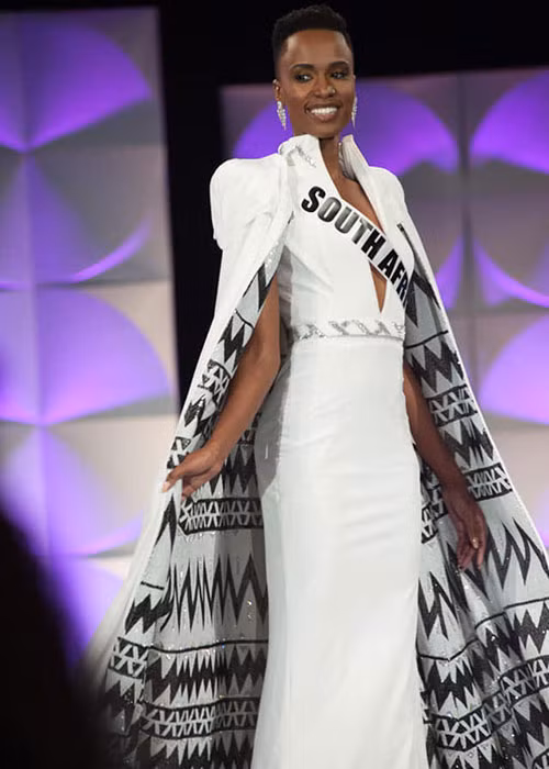 Hình ảnh tân hoa hậu trong phần thi dạ hội tại bán kết cách đây ít ngày.