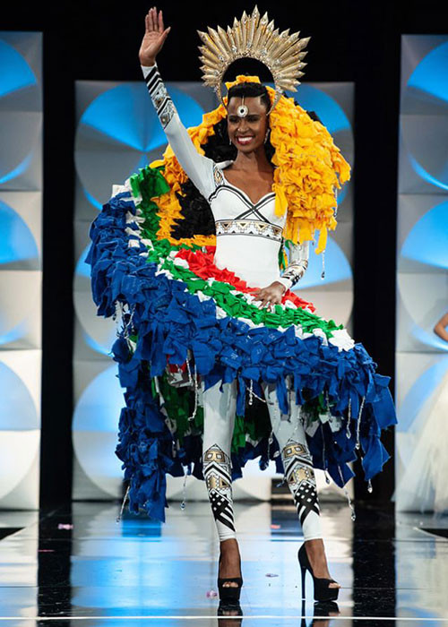 Zozibini tự tin trình diễn trang phục dân tộc tại bán kết.