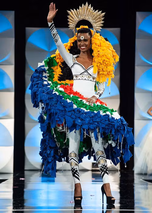 Zozibini tự tin trình diễn trang phục dân tộc tại bán kết.