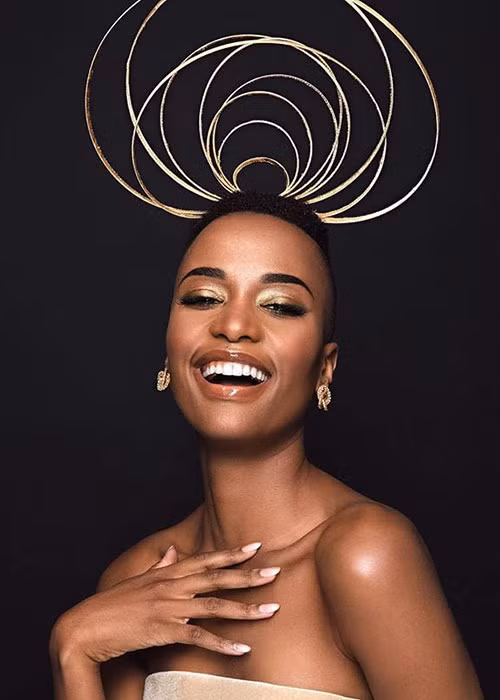 Trong chung kết, đại diện Nam Phi nhận được tràng pháo tay lớn của khán giả khi trả lời câu hỏi ứng xử trong top 3.