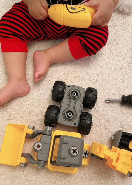 Mới đây, Phạm Hương tiết lộ con trai thích thú với các món đồ chơi lắp ráp.