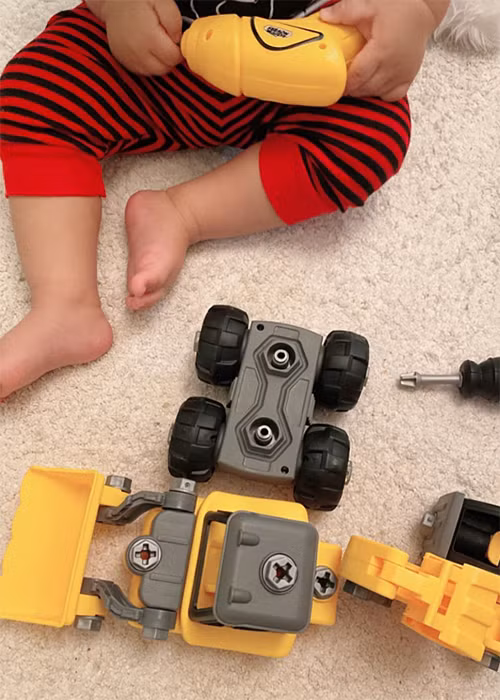 Mới đây, Phạm Hương tiết lộ con trai thích thú với các món đồ chơi lắp ráp.