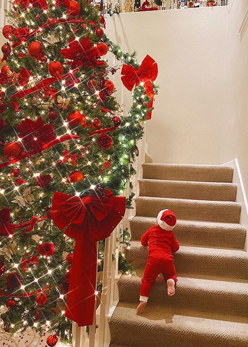 Con trai của Phạm Hương sở hữu đôi chân dài giống mẹ.