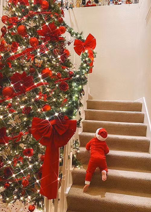 Con trai của Phạm Hương sở hữu đôi chân dài giống mẹ.