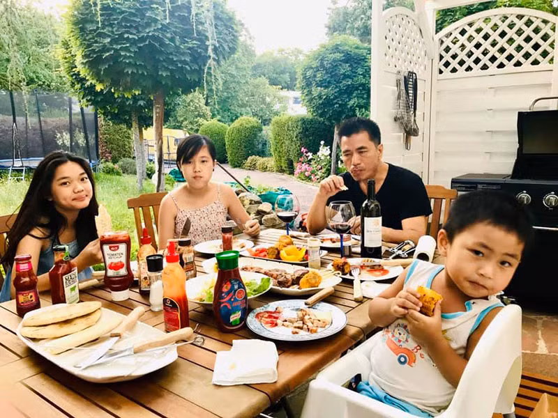 Khi mang bầu lần 3, Mỹ Lệ đã ở tuối 45. Để tránh nguy hiểm đến tính mạng cả mẹ lẫn con, nữ ca sĩ đã phải sinh mổ sớm.