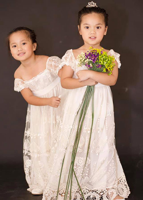 Khi kết hôn, vợ chồng Mỹ Lệ đều mong sớm có con. Kết quả, hai con gái của nữ ca sĩ ra đời vào cuối năm 2005 và năm 2006.