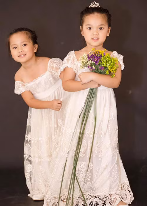 Khi kết hôn, vợ chồng Mỹ Lệ đều mong sớm có con. Kết quả, hai con gái của nữ ca sĩ ra đời vào cuối năm 2005 và năm 2006.