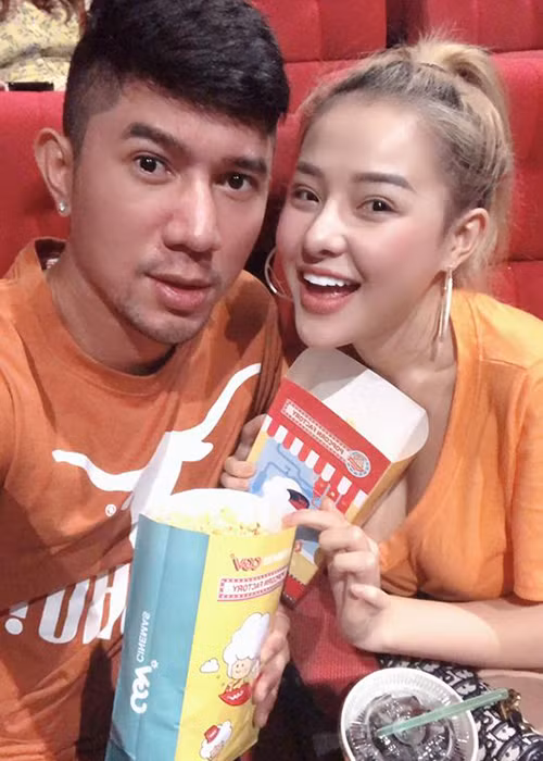 Theo Ngân 98, cô và Lương Bằng Quang đã chặn mọi liên lạc từ điện thoại, Facebook... Thậm chí cả hai có chạm mặt vì sống cùng chung cư nhưng “không chào”.